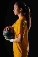 Photo gratuite portrait en studio d'un joueur de handball