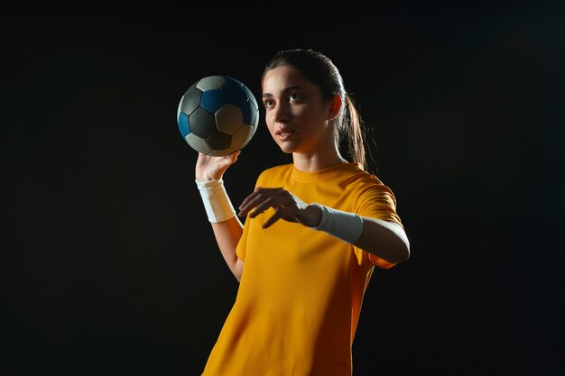 Portrait en studio d'un joueur de handball