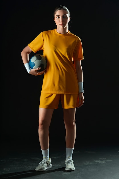 Photo gratuite portrait en studio d'un joueur de handball