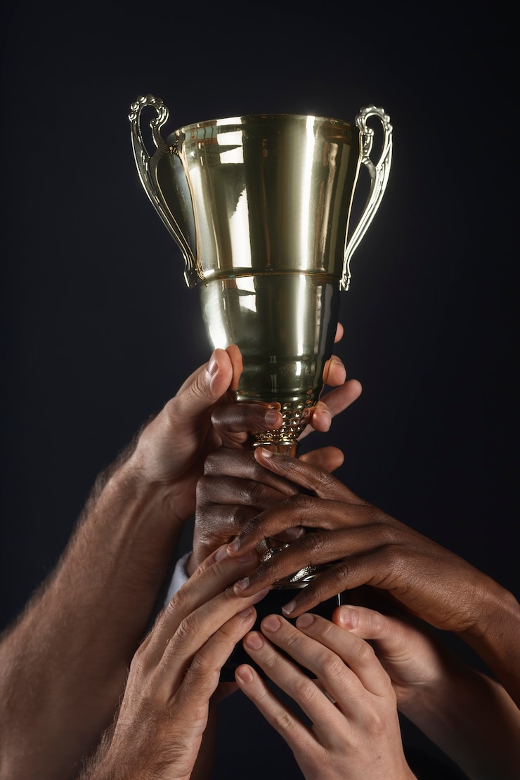 Photo gratuit portrait en studio de joueurs de handball tenant un prix