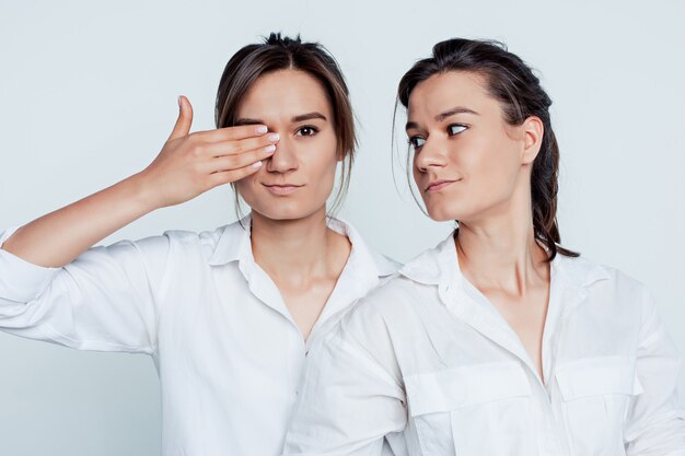 Portrait en studio de jumeaux féminins