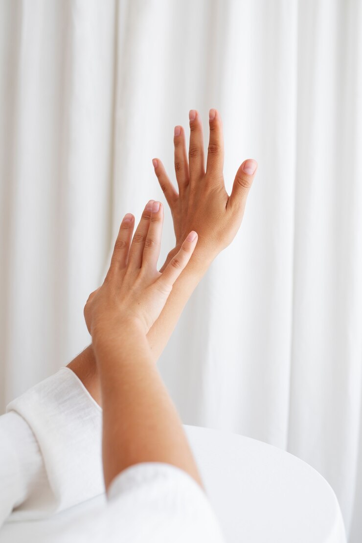 Photo gratuit portrait en studio avec les mains posant ensemble