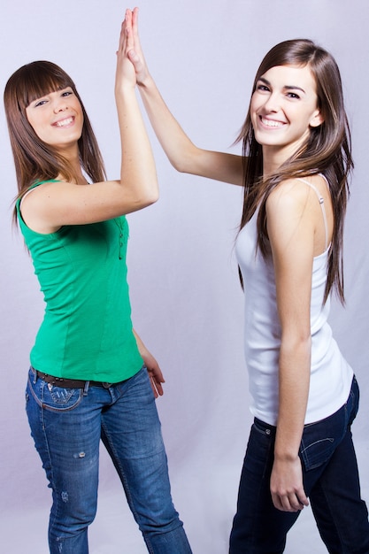 Portrait de studio de soeurs brunes