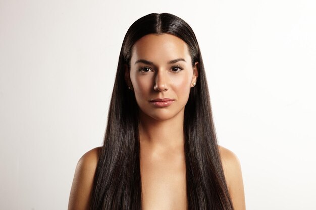 Portrait symétrique d'une belle femme aux cheveux raides en studio