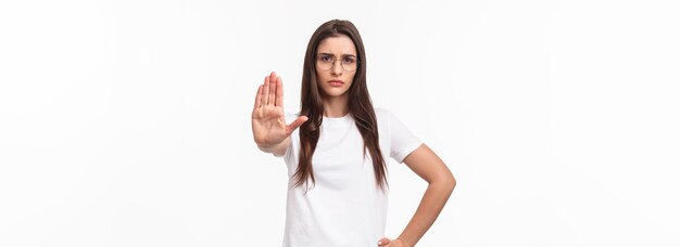 Portrait à la taille d'une jeune femme sérieuse mécontente et confiante dans des lunettes activiste ou humanrigh