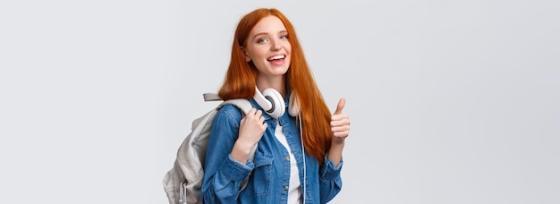 Photo gratuite portrait de taille joyeuse jolie fille rousse invitant les étudiants de première année à postuler à l'université a obtenu une bourse en souriant