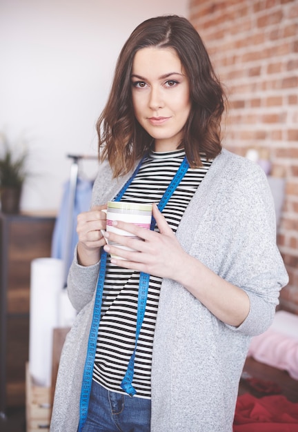 Portrait de tailleur tenant un café