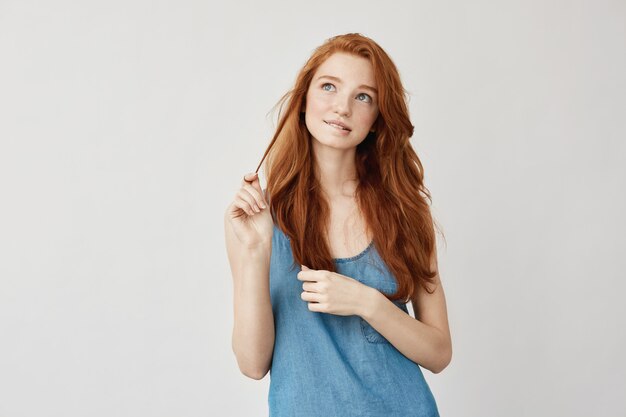 Portrait de tendre rêveuse tache de rousseur gingembre femme pensant, sentiment d'insécurité au sujet de son premier rendez-vous. Grandir en magnifique jeune femme. Planification sur blanc. Concept des années vingt.