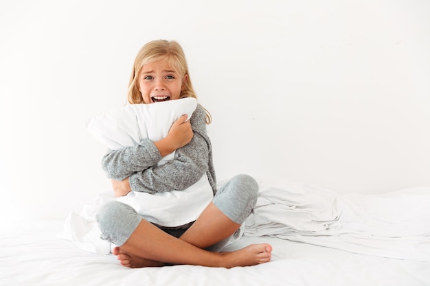 Portrait, terrifié, petite fille, étreindre, oreiller