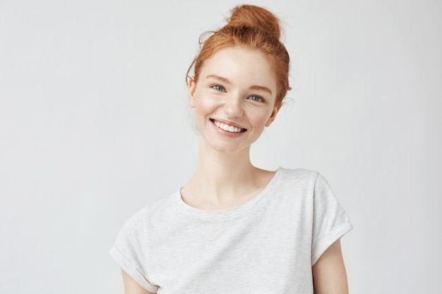 Photo gratuite portrait de tête de femme gingembre heureuse avec des taches de rousseur souriant blanc.