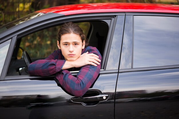 Portrait de touriste à l'intérieur d'une voiture