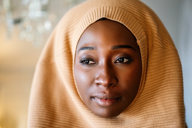 Portrait tranquille de la belle jeune femme musulmane noire portant le hijab