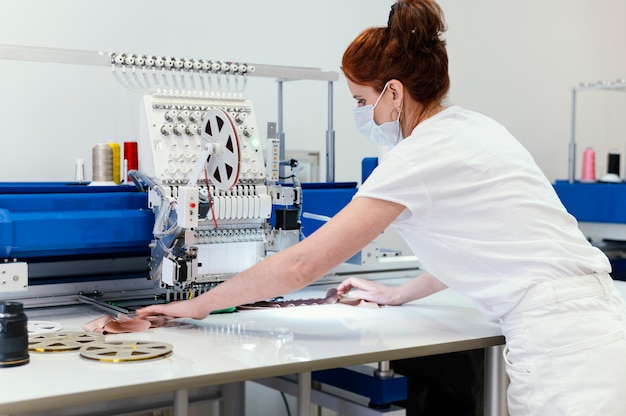 Photo gratuite portrait de travail femme propriétaire d'entreprise