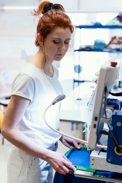 Photo gratuite portrait de travail femme propriétaire d'entreprise