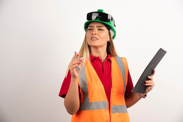 Portrait Travailleur Femme Industrie Portant Des Uniformes De Sécurité Et Des Lunettes Debout Sur Fond Blanc.