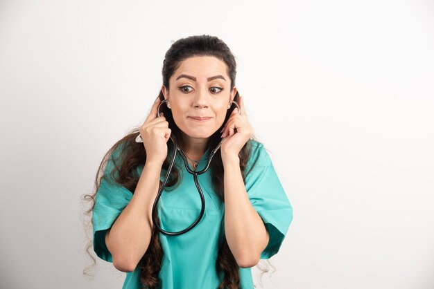 Portrait d'une travailleuse de la santé posant avec un stéthoscope.