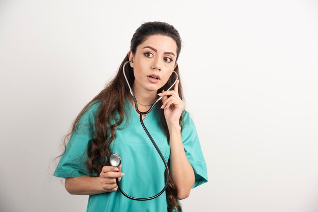 Portrait d'une travailleuse de la santé posant avec un stéthoscope.
