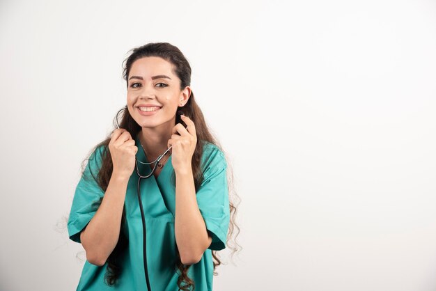 Portrait d'une travailleuse de la santé posant avec un stéthoscope.