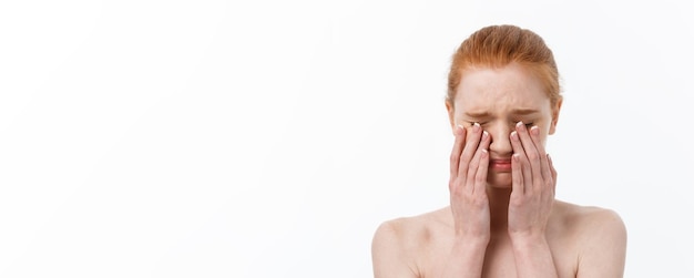 Photo gratuite portrait triste jeune femme sérieuse avec l'expression du visage déçu isolé sur fond blanc lo