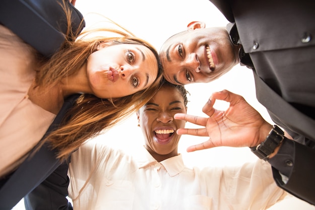 Photo gratuite portrait de trois collègues heureux embrassant et grimaçant