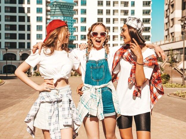 Portrait de trois jeunes belles filles souriantes hipster dans des vêtements d'été à la mode