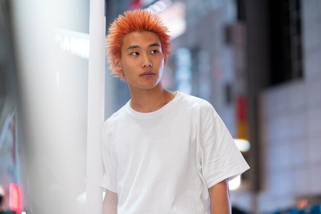 Portrait urbain de jeune homme aux cheveux orange