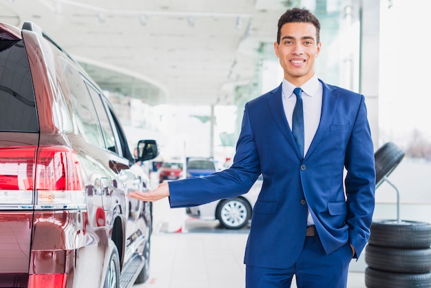 Portrait de vendeur de voiture