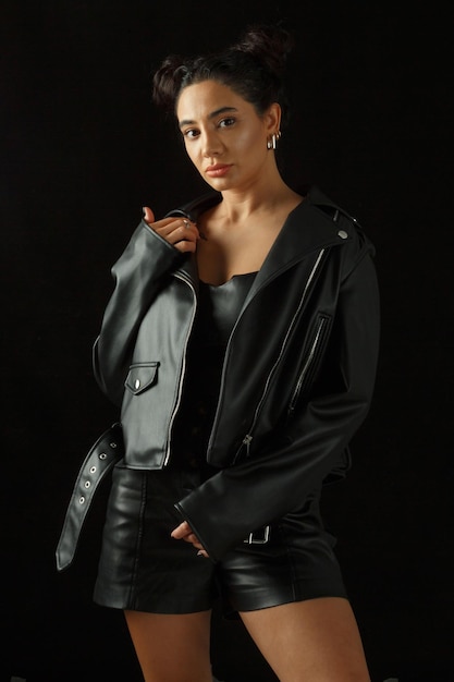 Portrait vertical d'une jeune femme sur fond noir Photo de haute qualité