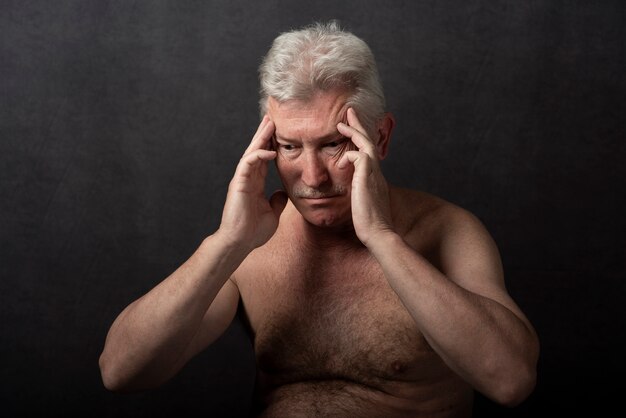 Portrait de vieil homme sensible en studio