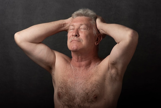 Portrait de vieil homme sensible en studio