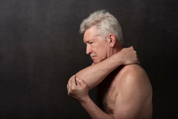 Portrait de vieil homme sensible en studio