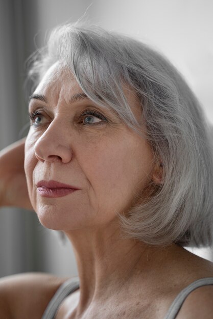 Portrait de vieille femme élégante dans des vêtements décontractés