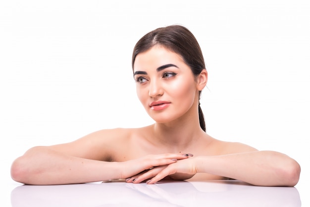 Portrait de visage de beauté femme isolé sur blanc avec une peau saine