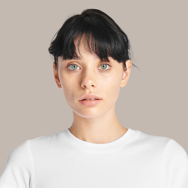 Portrait de visage de belle femme sur fond marron