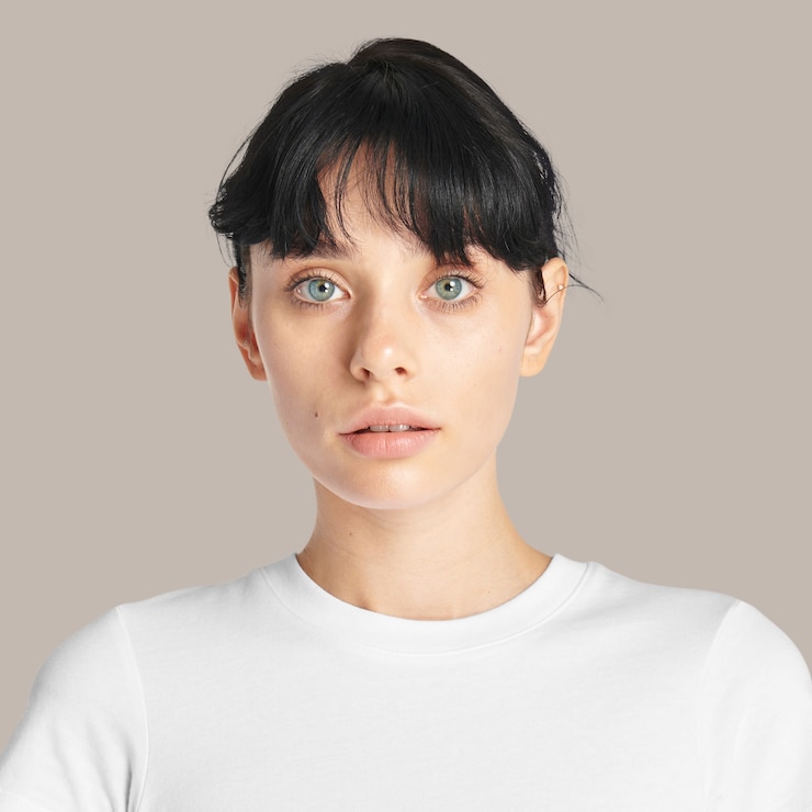 Photo gratuit portrait de visage de belle femme sur fond marron