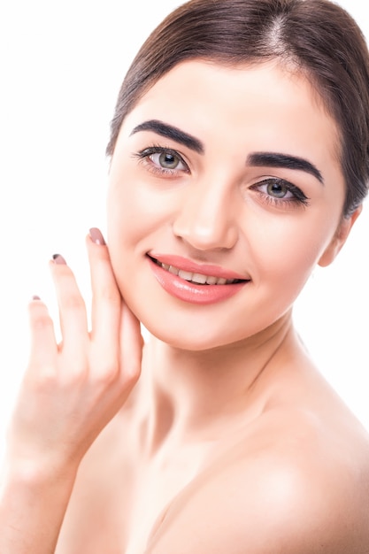 Portrait De Visage De Belle Jeune Femme Brune. Beauté Modèle Femme Aux Sourcils Brillants, Maquillage Parfait, Lèvres Rouges, Toucher Son Visage.