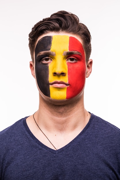 Portrait de visage de l'équipe nationale belge de soutien fan heureux avec visage peint isolé sur fond blanc