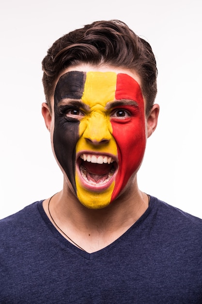 Photo gratuite portrait de visage de l'équipe nationale belge de soutien fan heureux avec visage peint isolé sur fond blanc