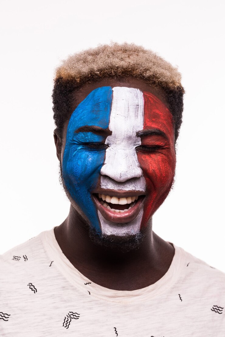 Photo gratuit portrait de visage de fan afro heureux de soutenir l'équipe nationale de france avec visage peint isolé sur fond blanc