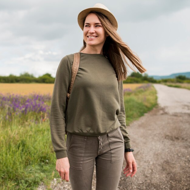 Portrait de voyage élégant avec chapeau