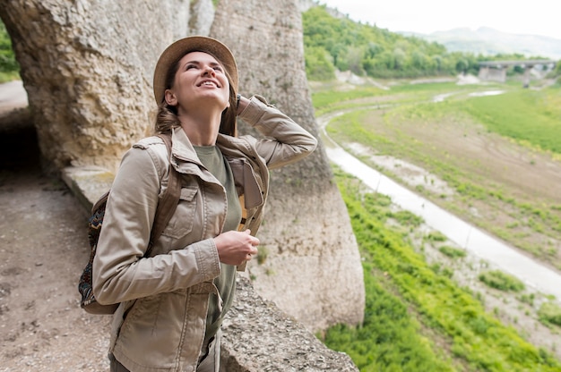 Photo gratuite portrait de voyageur élégant avec chapeau