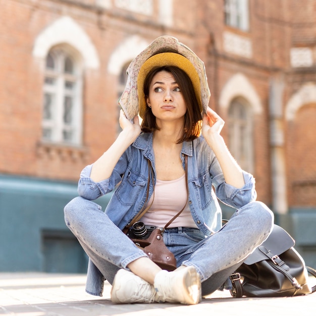 Photo gratuite portrait de voyageur élégant avec chapeau