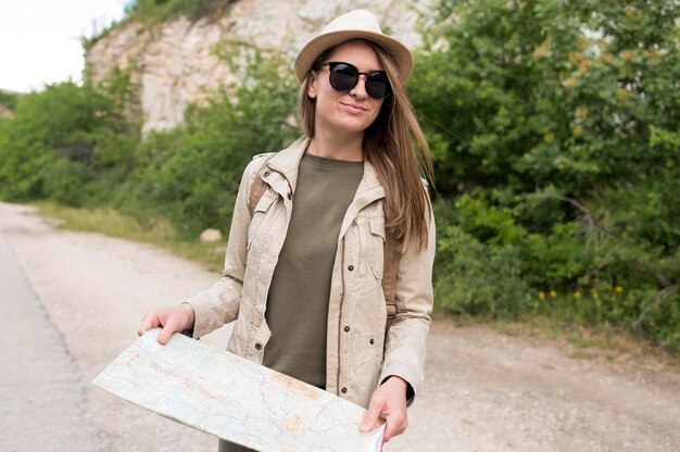 Portrait de voyageur élégant tenant une carte