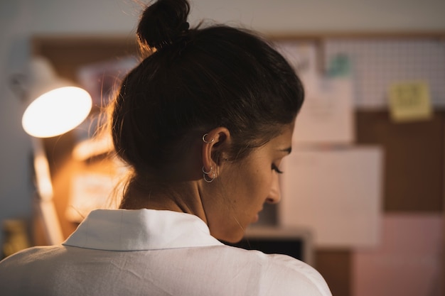 Portrait de vue arrière d'une belle femme