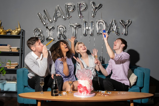 Photo gratuite portraits de fête de jeunes adultes s'amusant