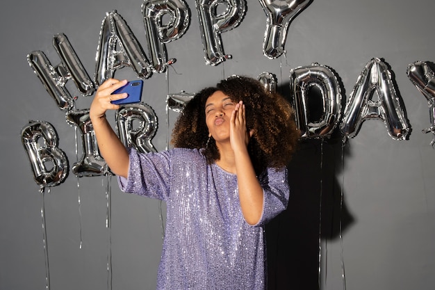 Portraits de fête de jeunes adultes s'amusant