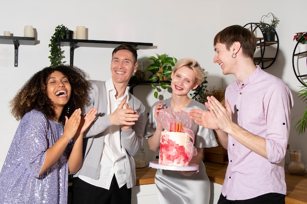 Portraits de fête de jeunes adultes s'amusant