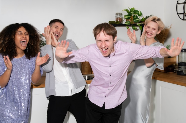 Photo gratuite portraits de fête de jeunes adultes s'amusant