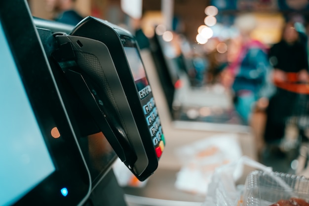 Pos terminal dans la boutique. Prêt pour le travail