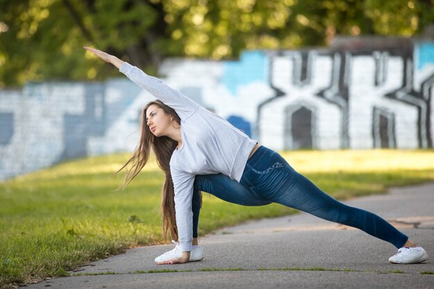 Photo gratuite pose d'angle latéral étendu